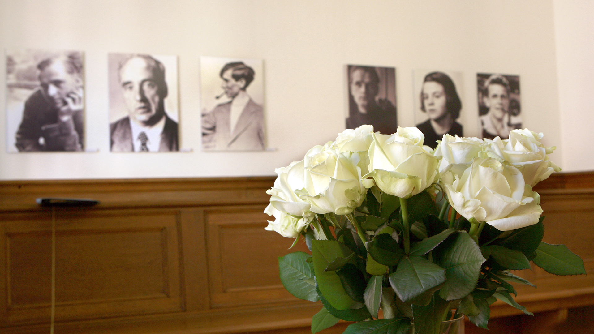 Ein Strauß weißer Rosen steht im Justizpalast in München (Oberbayern) in der Ausstellung "Willkür". | picture-alliance/ dpa