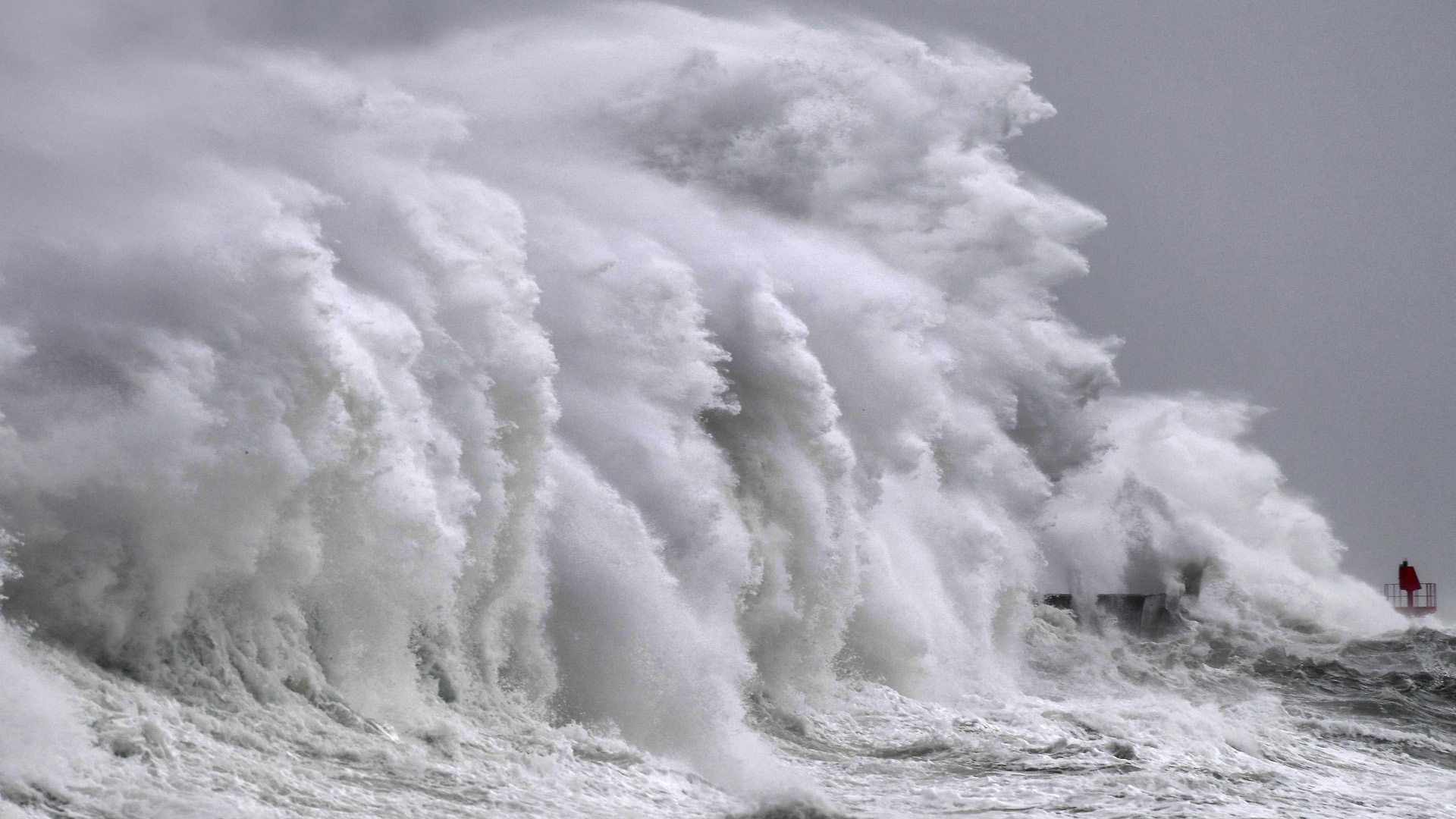 Sehr hohe Wellen treffen auf die Küste | AFP