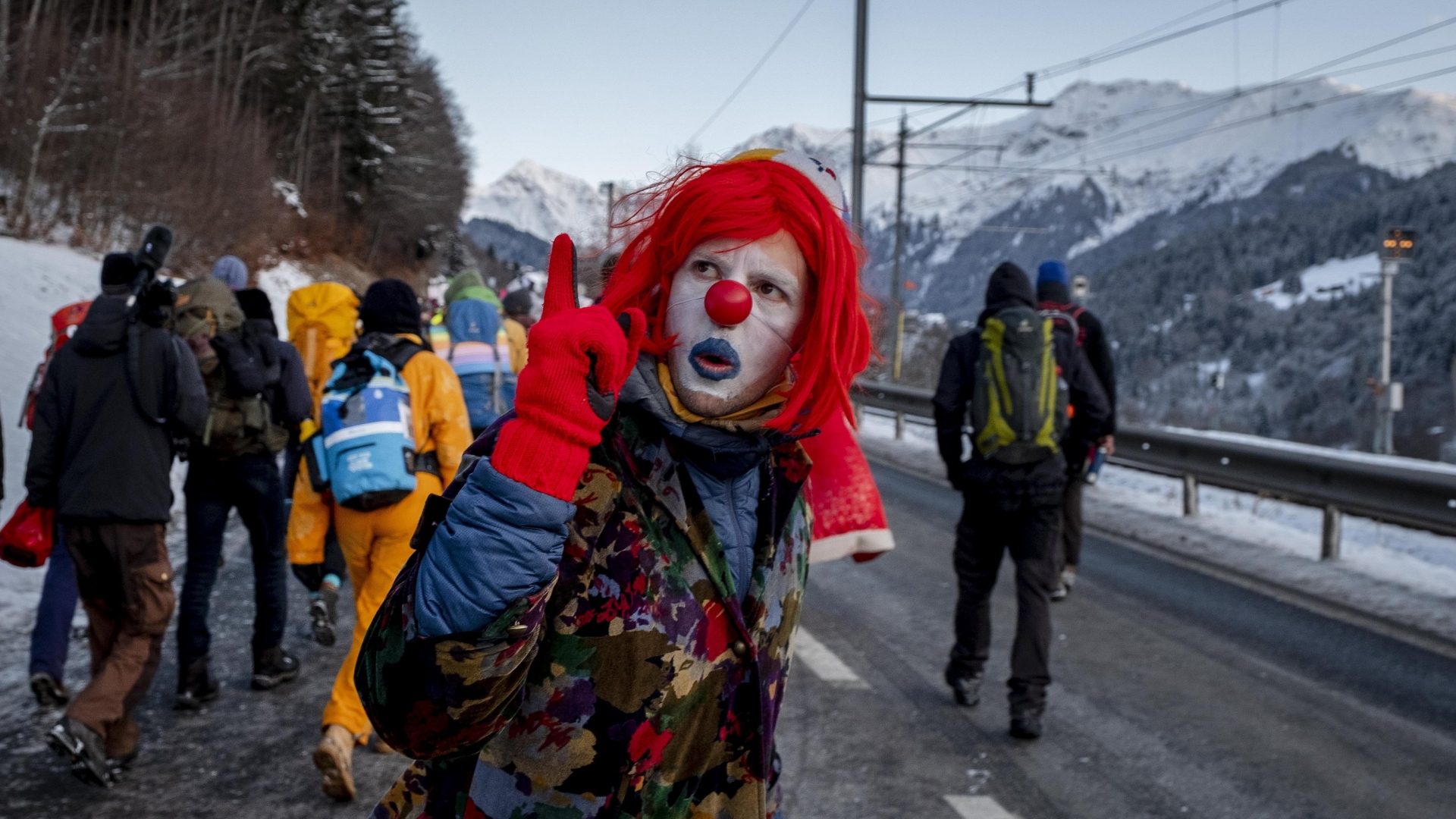 Demonstranten auf dem Weg zum Weltwirtschaftsforum nach Davos | AP