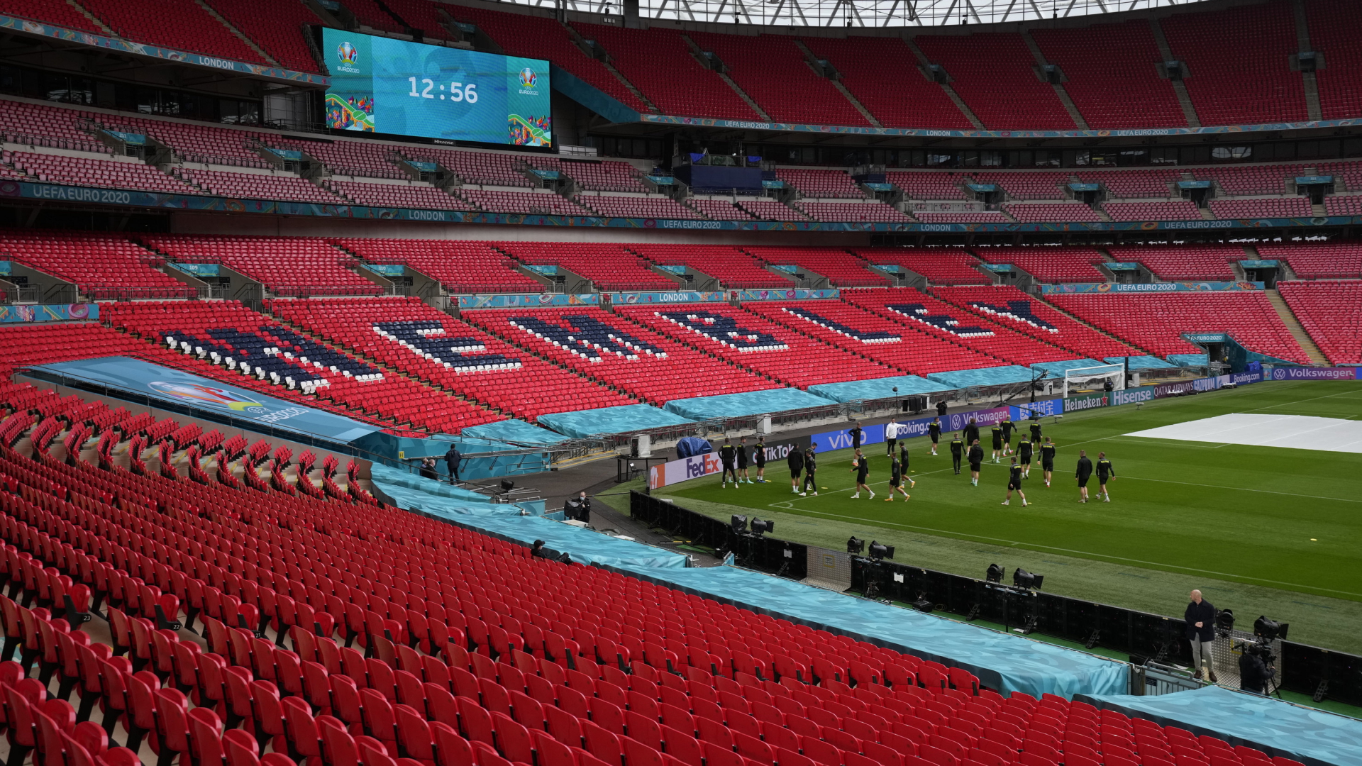 Fußballer trainieren im menschenleeren Wembley-Stadion | AP