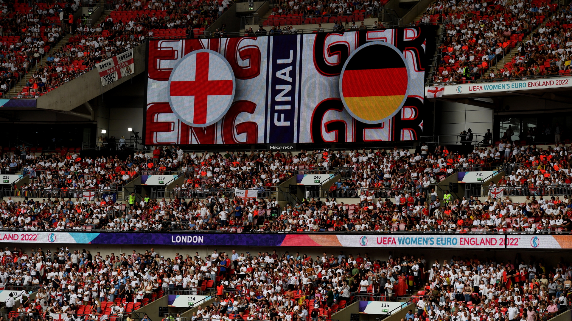 Auf einer Anzeigetafel im Wembley-Stadion sind die Flaggen von England und Deutschland zu sehen. | EPA