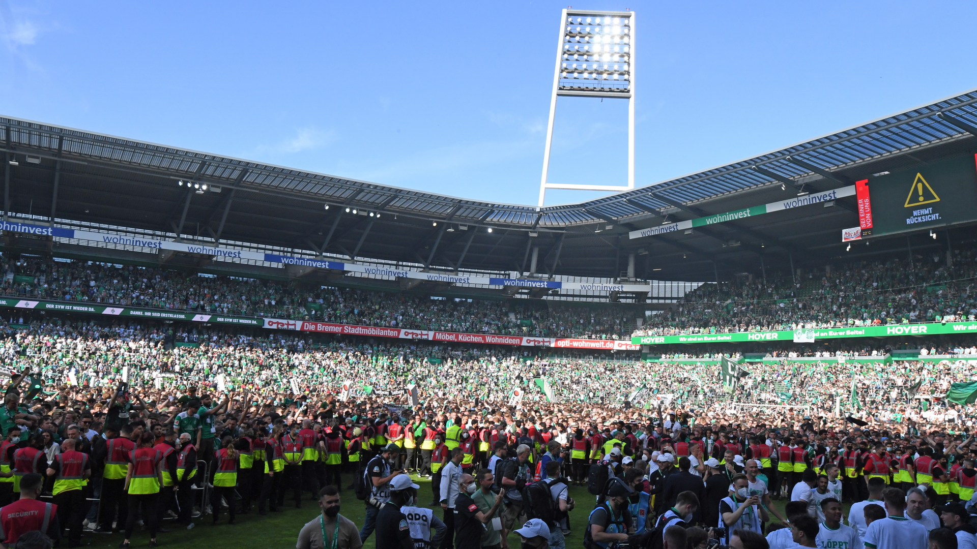 Der überfüllte Innenraum des Weserstadions | dpa