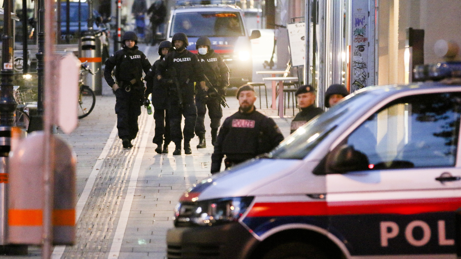 Schwerbewaffnete Polizisten in der Wiener Innenstadt   | AP