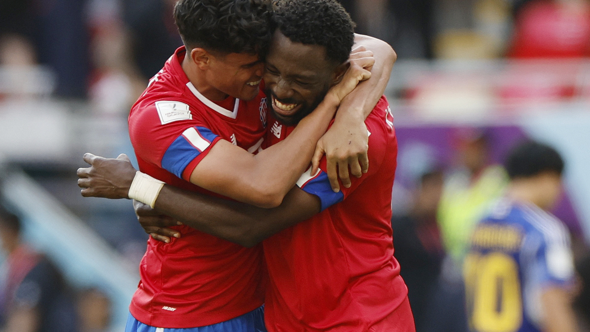 Die costaricanischen Spieler Tejeda und Fuller bejubeln den Siegtreffer gegen Japan | REUTERS