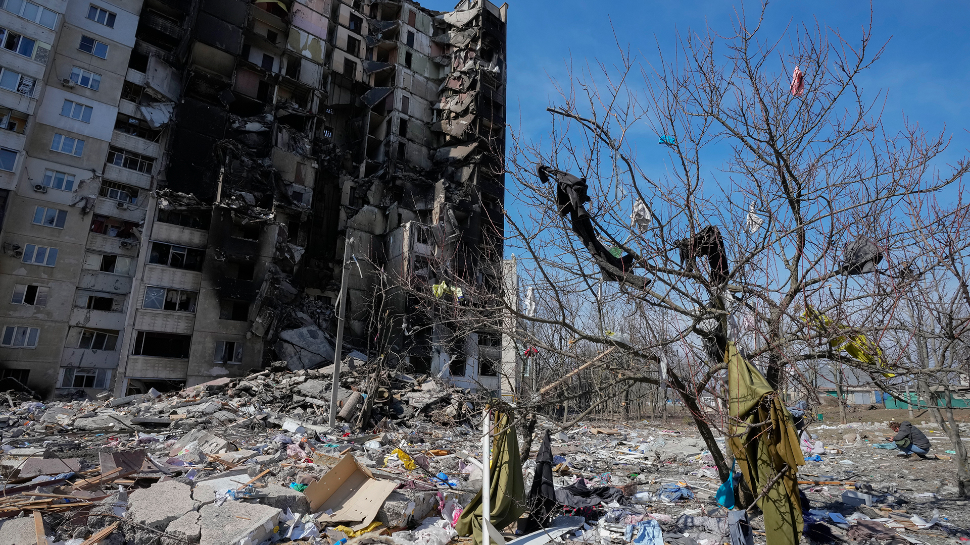 Ein durch den russischen Beschuss zerstörtes Haus in Charkiw. | dpa