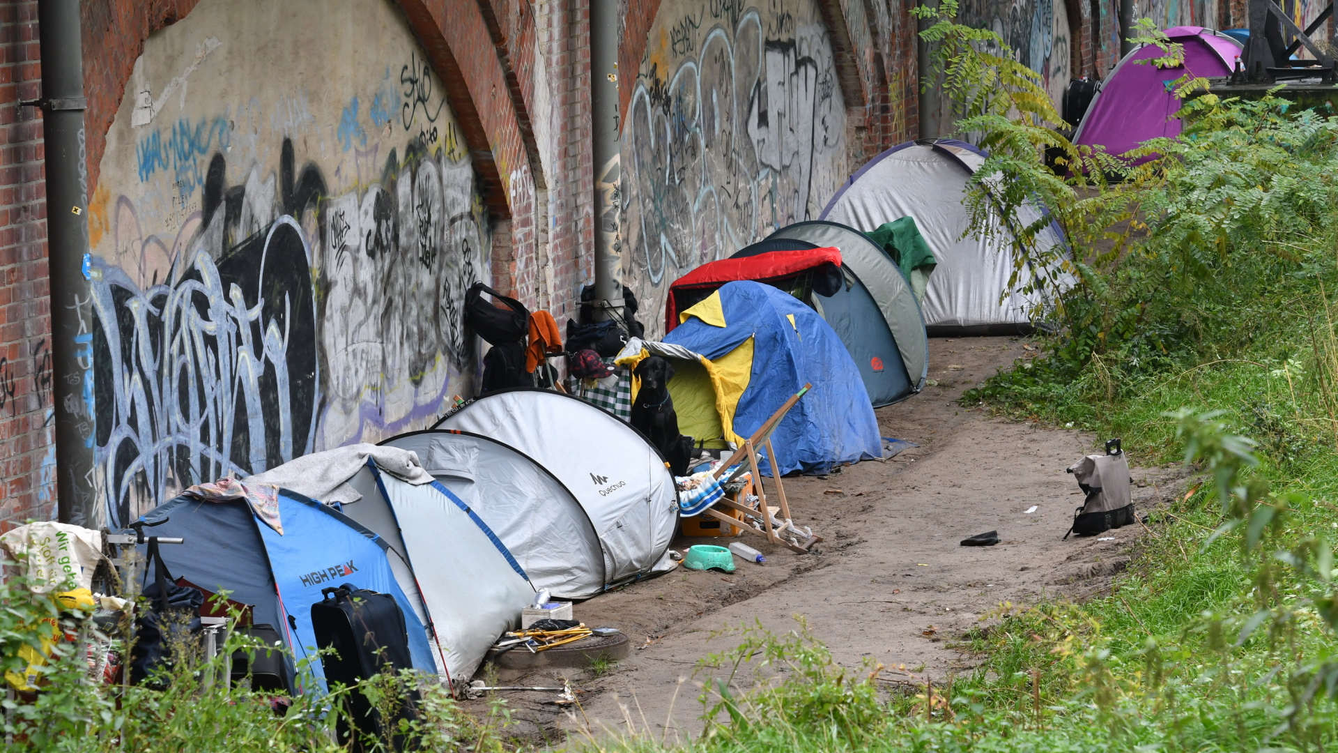 Zelte von Wohnungslosen im Berliner Tiergarten | dpa