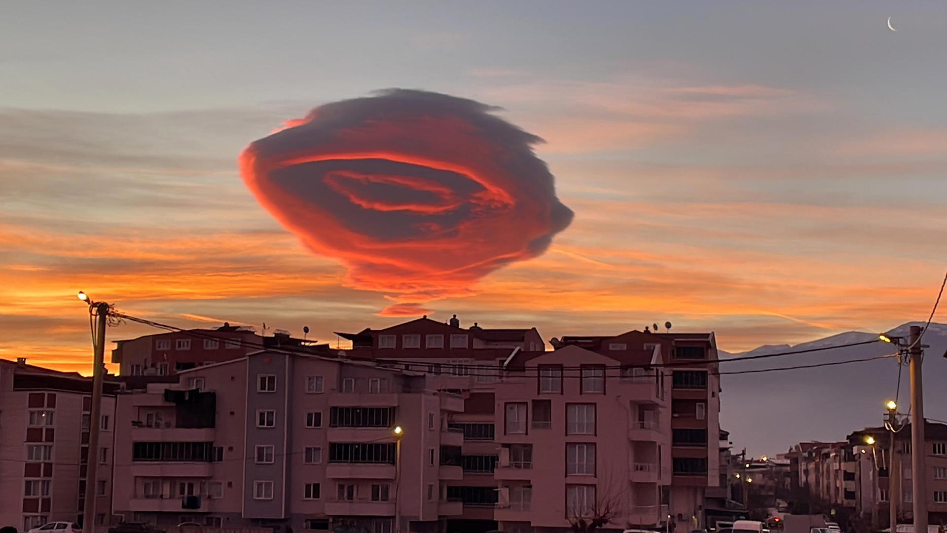 Linsenförmige Wolke über Häusern in Bursa, Türkei. | picture alliance / AA