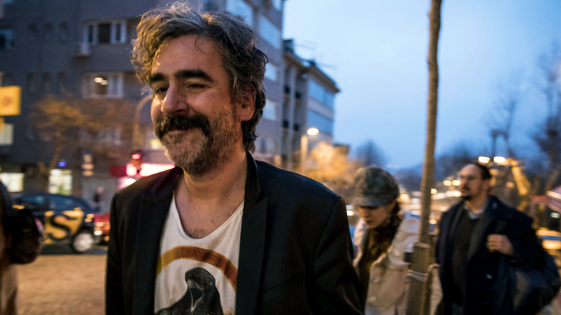 Der deutsch-türkische Journalist Deniz Yücel nach seiner Freilassung aus dem Gefängnis in Istanbul | dpa