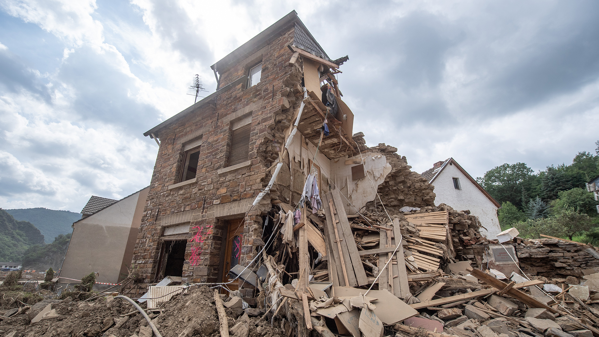Ein völlig zerstörtes Haus am Ortseingang von Altenahr (Rheinland-Pfalz) | dpa
