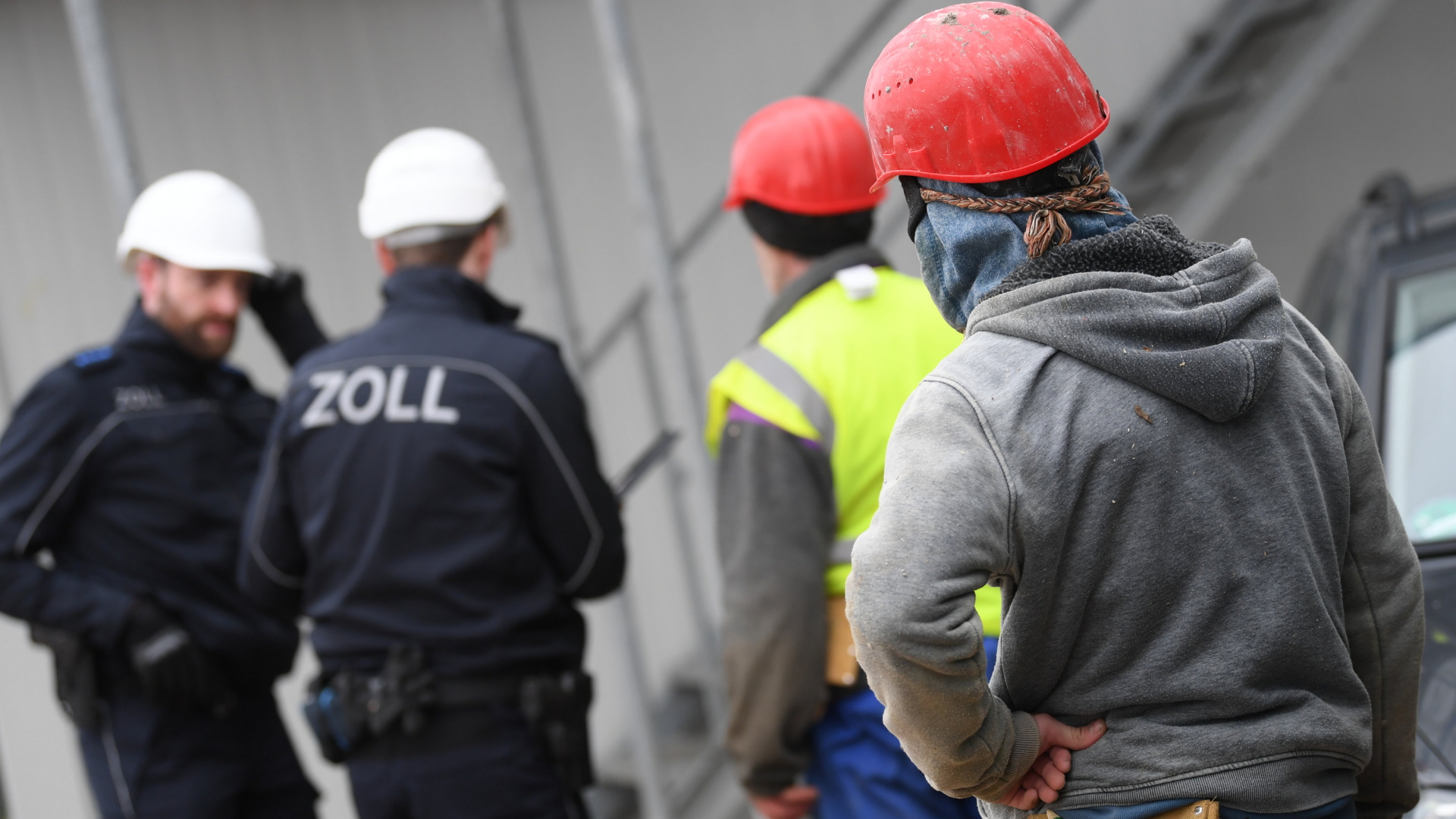 Zollbeamte kontrollieren Bauarbeiter während eines Einsatzes auf einer Großbaustelle im Stadtteil Niederrad, Frankfurt/Main. | dpa