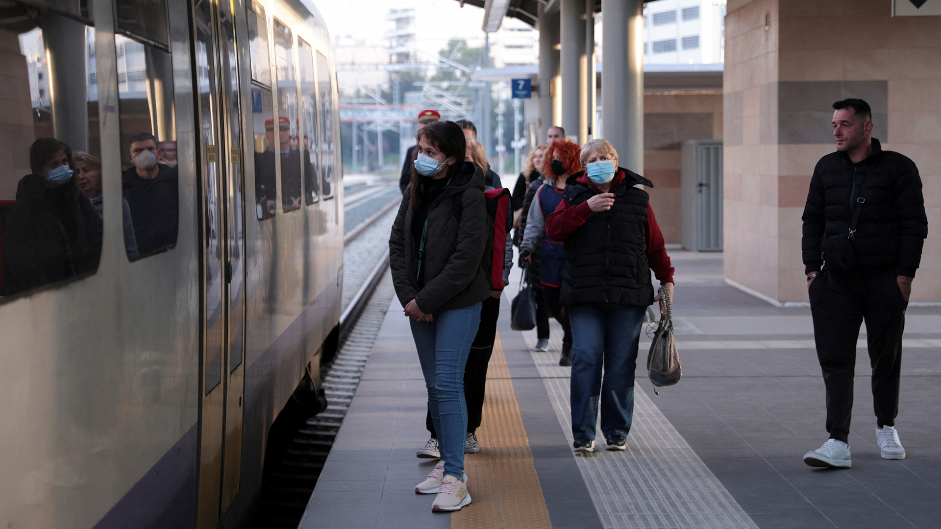 Menschen warten am Athener Hauptbahnhof darauf, in einen Zug einzusteigen. | REUTERS