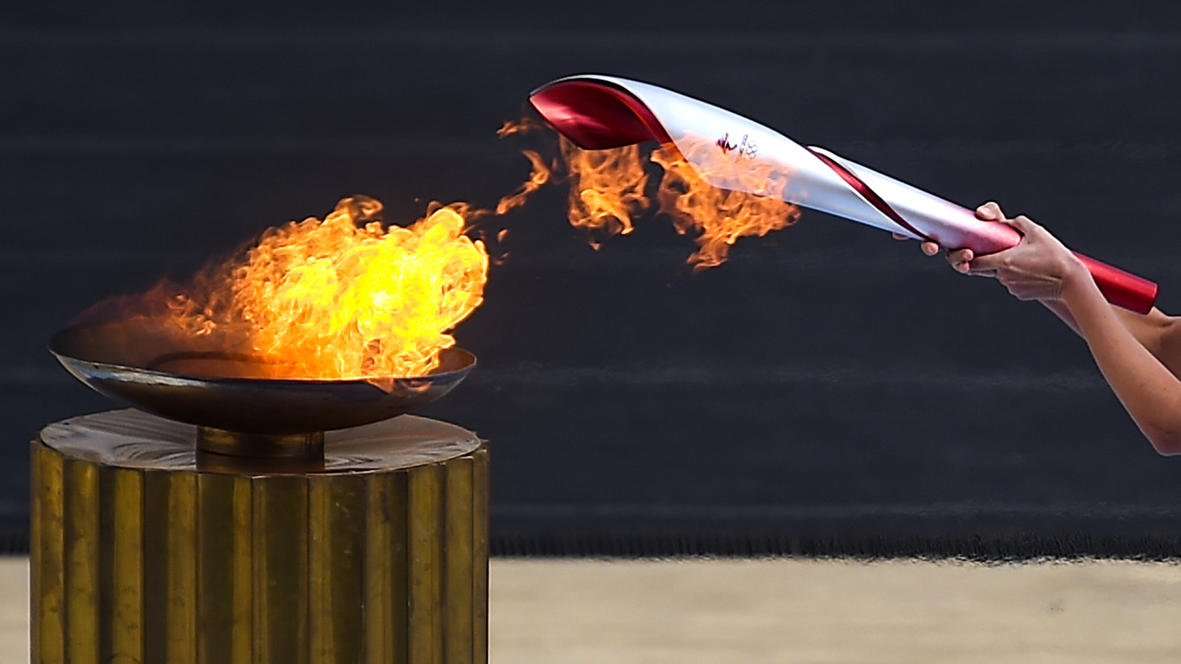 Olympisches Feuer wird angezündet 