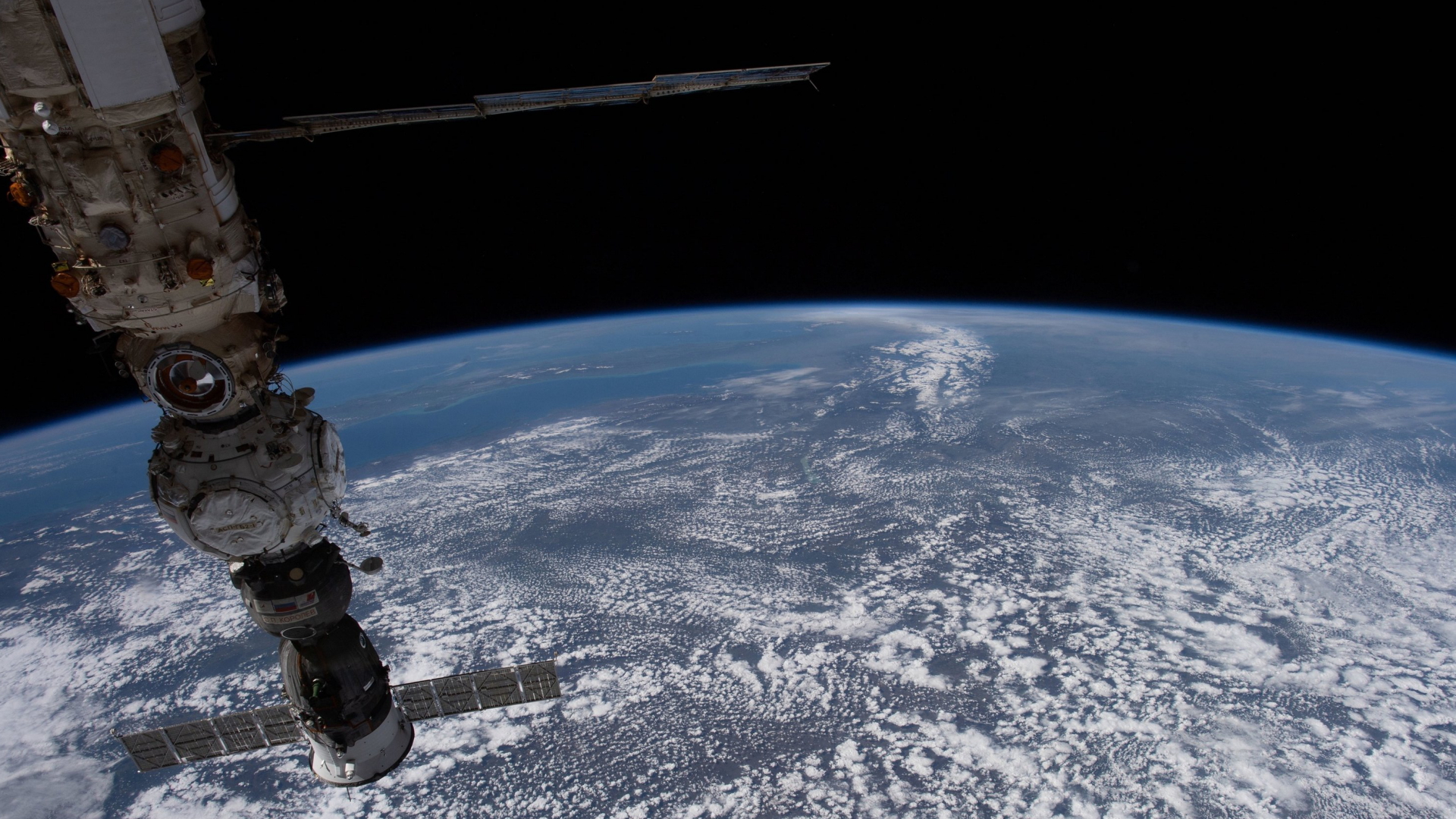 Dieses von der russischen Raumfahrtbehörde Roskosmos veröffentlichte Foto zeigt eine Sojus-Kapsel der Internationalen Raumstation (ISS). | AP