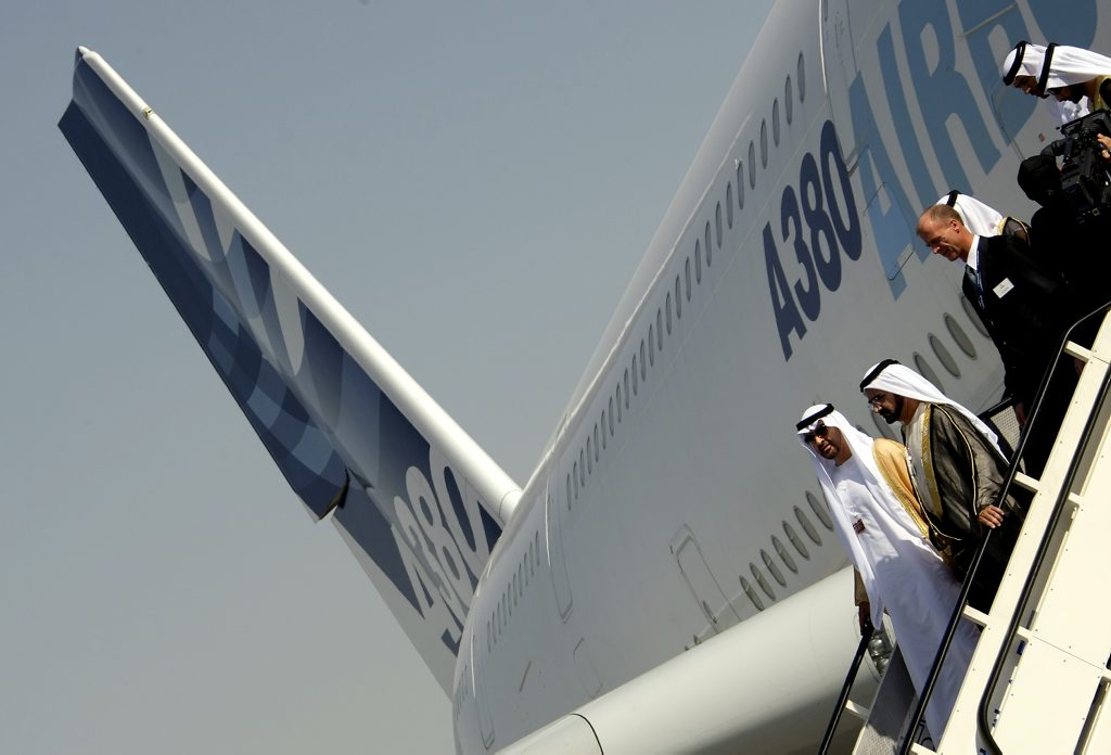 Der A380 ist auch in Dubai der Star: Airbus-Chef Enders mit einer Regierungsdelegation des Emirats nach einer Besichtigung des Großflugzeugs.